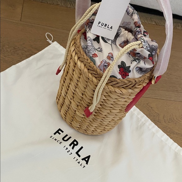 FURLA weave drawstring bucket bag NWT - Picture 5 of 8